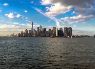 TRAGEDIA EN NUEVA YORK: DOS MUERTES TRAS EL VUELCO DE UNA LANCHA CERCA DE LA ESTATUA DE LA LIBERTAD Nueva York - Mahattan, la isla mágica