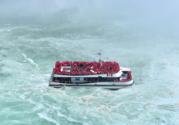 Las excursiones en barco en las cataratas del Niagara son u clásico para los turistas que visitan esta maravilla.