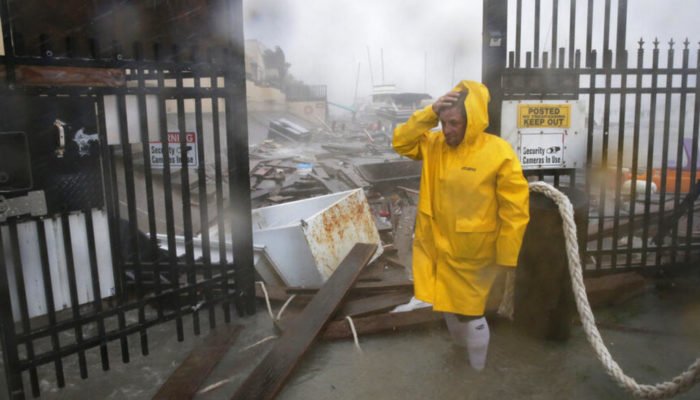 Una persona verifica los daños producidos por los fuertes vientos, la lluvia y la enorme marejada del Huracán Hanna en la zona de las marinas del Puerto Corpus Christi de Texas.