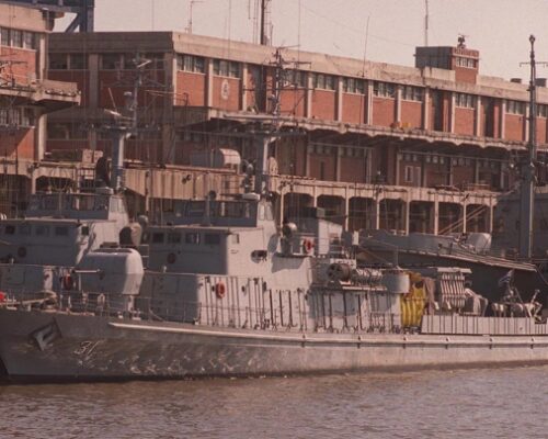 El Buque "Valiente" de la Armada Uruguaya amarrado en el Puerto de Montevideo.