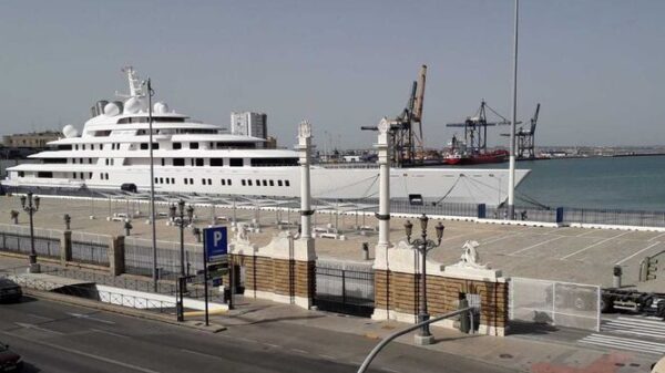 El 'Azzam' el yate privado más largo del mundo, atracado en el muelle ciudad de Cádiz.