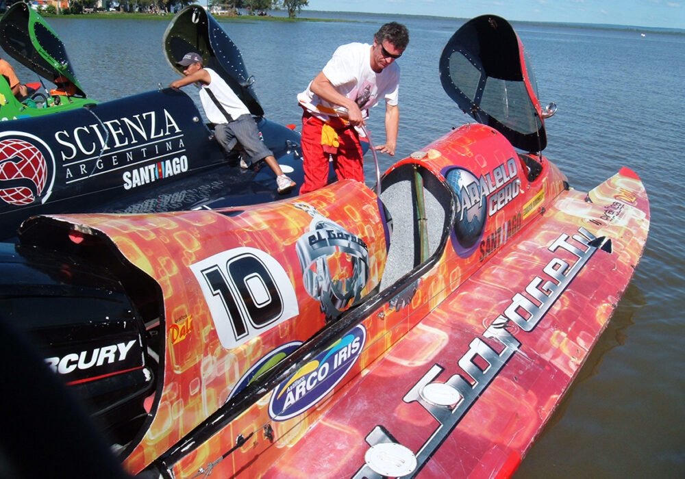 Lancha F1 Power Boat ploteada de Paralelo Cero y El Garage TV. El piloto de la foto es Eduardo Romanelli.