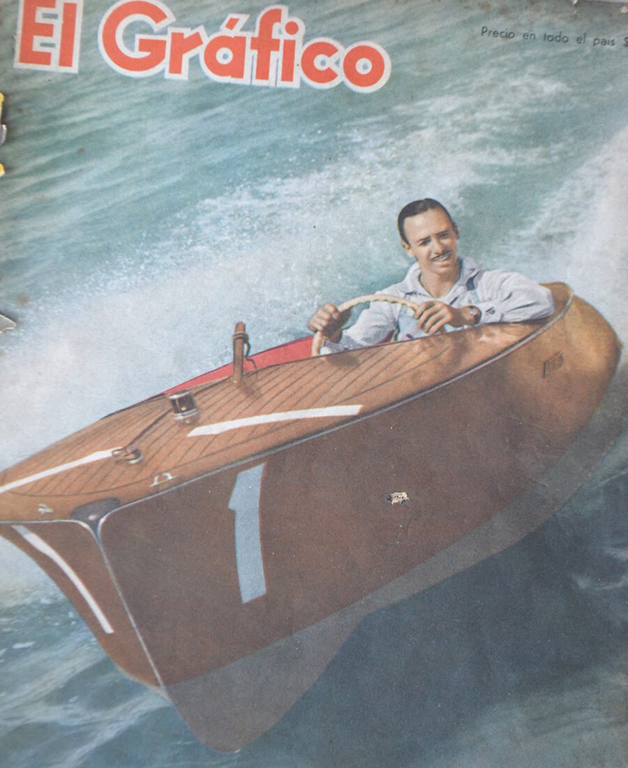 Oscar Gálvez a bordo de esta Paglietini 460, tapa Revista El Gráfico 1946.