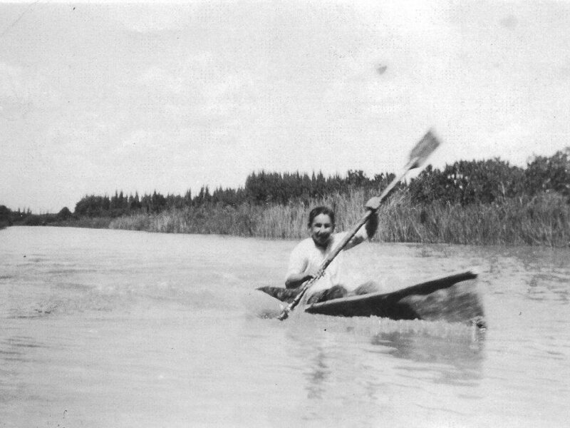Enrique Pagliettini, en 1933 remando en un kayak de chapa de zinc construído por sus sus hermanos Carlos y Roberto.