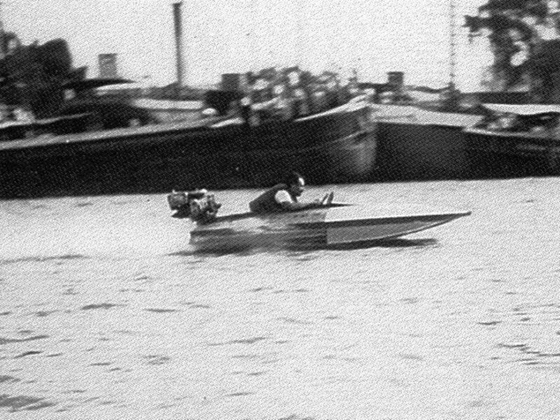 Enrique Pagliettini, a toda velocidad en los hidros sobre el Río Luján en San Fernando.