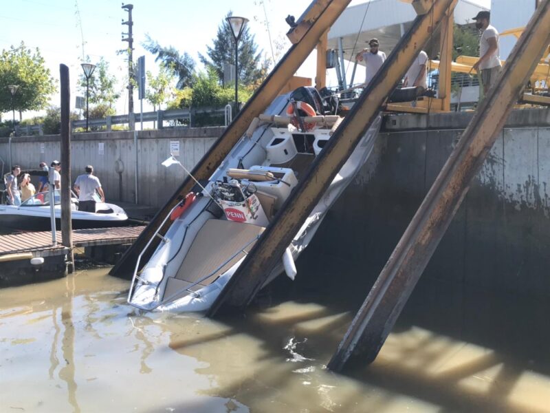 Semirrigido cae al agua desde Puente Grúa