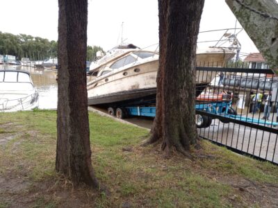 Reflotan el Crucero Segue 44 que chocó contra la escollera del YCA de San Fernando en Marzo