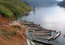 VIETNAM: CONVIERTEN LOS TANQUES DE COMBUSTIBLE DE LOS AVIONES DE COMBATE EN CANOAS