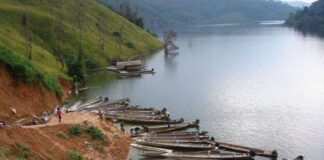 VIETNAM: CONVIERTEN LOS TANQUES DE COMBUSTIBLE DE LOS AVIONES DE COMBATE EN CANOAS