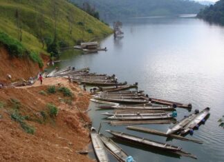 VIETNAM: CONVIERTEN LOS TANQUES DE COMBUSTIBLE DE LOS AVIONES DE COMBATE EN CANOAS