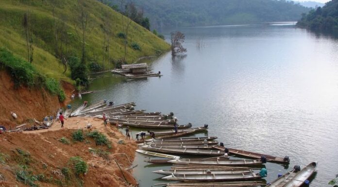 VIETNAM: CONVIERTEN LOS TANQUES DE COMBUSTIBLE DE LOS AVIONES DE COMBATE EN CANOAS