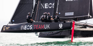 INEOS TEAM UK Y EMIRATES TEAM NZ AVANZAN EN AC37