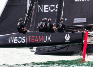 INEOS TEAM UK Y EMIRATES TEAM NZ AVANZAN EN AC37