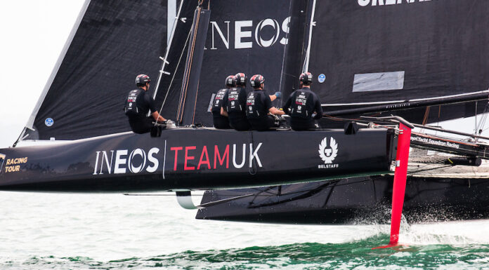 INEOS TEAM UK Y EMIRATES TEAM NZ AVANZAN EN AC37