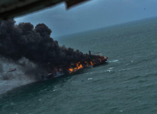 VIDEO- EXPLOSIÓN A BORDO DE UN BUQUE PORTACONTENEDORES: EL BARCO TRANSPORTABA ÁCIDO NÍTRICO