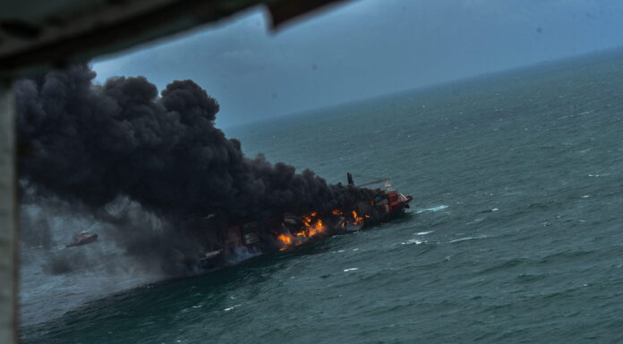 VIDEO- EXPLOSIÓN A BORDO DE UN BUQUE PORTACONTENEDORES: EL BARCO TRANSPORTABA ÁCIDO NÍTRICO