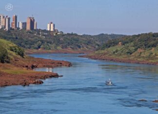 EL RÍO PARANÁ DESCIENDE 17 METROS EN LA TRIPLE FRONTERA Y PREOCUPA
