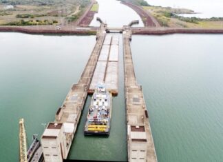 OPERATIVO VENTANA DE AGUA: ABREN COMPUERTAS PARA SUBIR EL RÍO Y DEJAR PASAR 50 BARCAZAS
