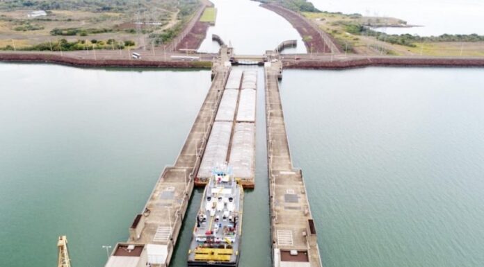 OPERATIVO VENTANA DE AGUA: ABREN COMPUERTAS PARA SUBIR EL RÍO Y DEJAR PASAR 50 BARCAZAS