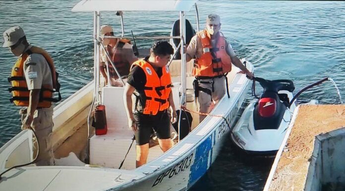 MISIONES – AUXILIO EN EL RÍO PARANÁ: IBAN EN UNA MOTO DE AGUA Y EMPEZÓ A HUNDIRSE