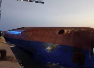 ESPAÑA – VUELCA UN BARCO EN EL PUERTO DE CASTELLÓN: DOS DESAPARECIDOS Y TRES HERIDOS