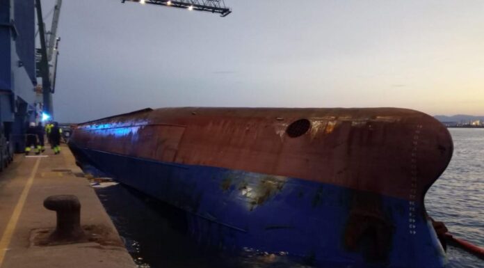 ESPAÑA – VUELCA UN BARCO EN EL PUERTO DE CASTELLÓN: DOS DESAPARECIDOS Y TRES HERIDOS