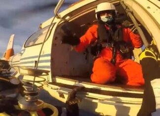 VIDEO- EL IMPRESIONANTE RESCATE AÉREO DE PREFECTURA A UN TRIPULANTE QUE SE DESCOMPENSÓ MIENTRAS NAVEGABA