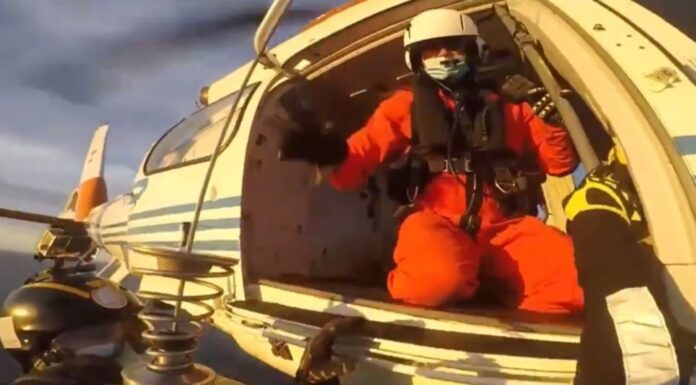 VIDEO- EL IMPRESIONANTE RESCATE AÉREO DE PREFECTURA A UN TRIPULANTE QUE SE DESCOMPENSÓ MIENTRAS NAVEGABA