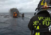 VIDEO- UN CATAMARÁN EN LLAMAS SE HUNDIÓ EN ITALIA