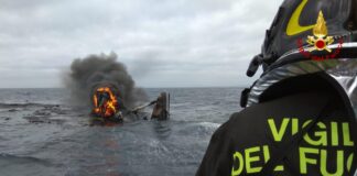 VIDEO- UN CATAMARÁN EN LLAMAS SE HUNDIÓ EN ITALIA