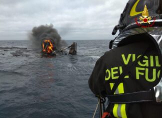 VIDEO- UN CATAMARÁN EN LLAMAS SE HUNDIÓ EN ITALIA