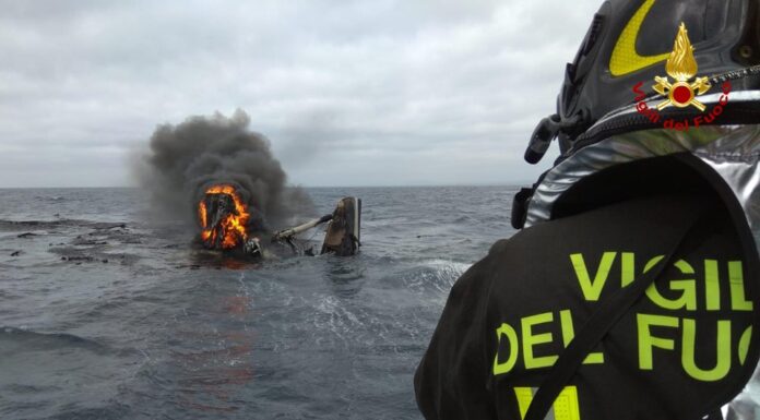 VIDEO- UN CATAMARÁN EN LLAMAS SE HUNDIÓ EN ITALIA