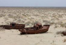 EL DESIERTO QUE SE TRANSFORMÓ EN CEMENTERIO DE BARCOS EN UZBEKISTÁN
