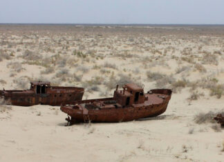 EL DESIERTO QUE SE TRANSFORMÓ EN CEMENTERIO DE BARCOS EN UZBEKISTÁN