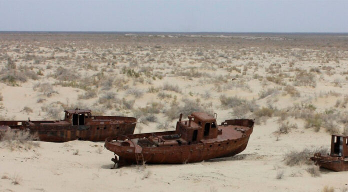 EL DESIERTO QUE SE TRANSFORMÓ EN CEMENTERIO DE BARCOS EN UZBEKISTÁN