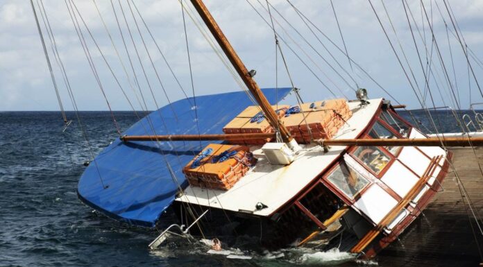 ABANDONAR EL BARCO Y UTILIZAR LA BALSA DE EMERGENCIA