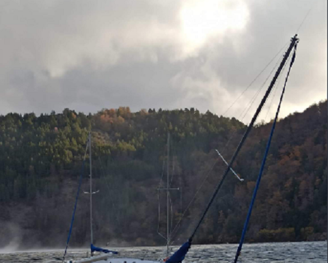 VIDEO – FUERTES RÁFAGAS DE VIENTO ARRASTRAN A VELEROS EN EL LAGO LACAR