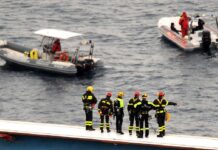 POR UNA SELFIE, SE CAYERON DE LA LANCHA SOBRECARGADA Y MURIERON