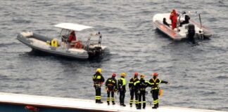 POR UNA SELFIE, SE CAYERON DE LA LANCHA SOBRECARGADA Y MURIERON