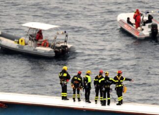 POR UNA SELFIE, SE CAYERON DE LA LANCHA SOBRECARGADA Y MURIERON