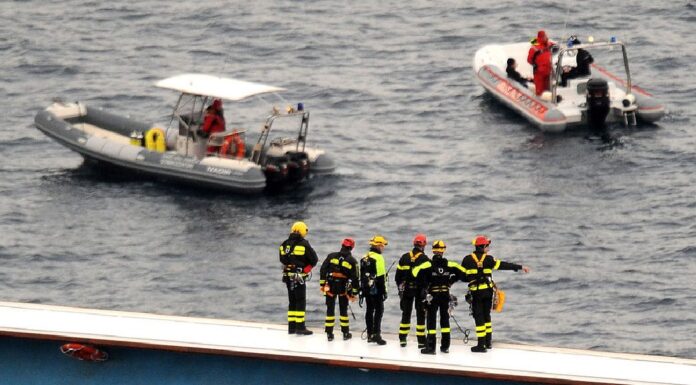 POR UNA SELFIE, SE CAYERON DE LA LANCHA SOBRECARGADA Y MURIERON