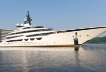 EL SUPERYATE DE 115 M ENZO SE LANZA AL AGUA