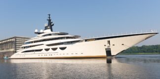 EL SUPERYATE DE 115 M ENZO SE LANZA AL AGUA