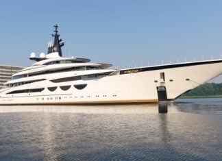 EL SUPERYATE DE 115 M ENZO SE LANZA AL AGUA