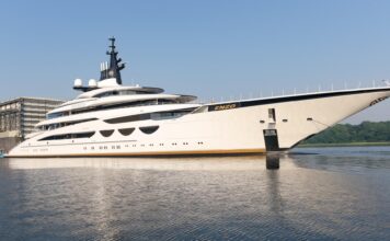 EL SUPERYATE DE 115 M ENZO SE LANZA AL AGUA