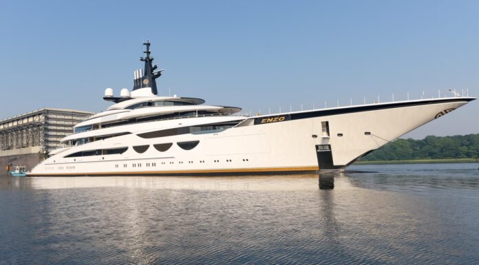 EL SUPERYATE DE 115 M ENZO SE LANZA AL AGUA