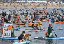 INGLATERRA: CIENTOS DE SURFISTAS PROTESTARON PIDIENDO POR LA PROTECCIÓN AMBIENTAL DE LOS OCÉANOS