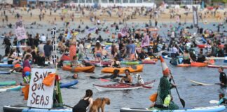 INGLATERRA: CIENTOS DE SURFISTAS PROTESTARON PIDIENDO POR LA PROTECCIÓN AMBIENTAL DE LOS OCÉANOS