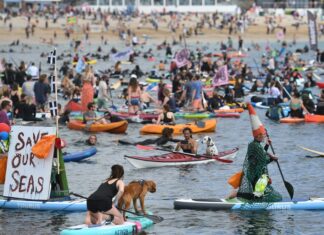 INGLATERRA: CIENTOS DE SURFISTAS PROTESTARON PIDIENDO POR LA PROTECCIÓN AMBIENTAL DE LOS OCÉANOS