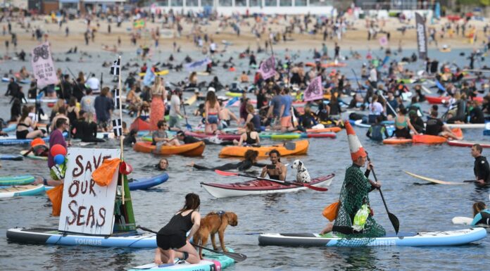INGLATERRA: CIENTOS DE SURFISTAS PROTESTARON PIDIENDO POR LA PROTECCIÓN AMBIENTAL DE LOS OCÉANOS